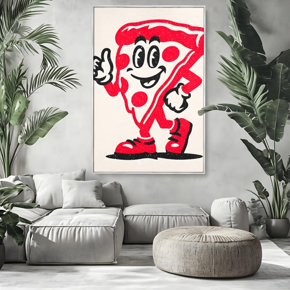 Tablou canvas cu ilustratie retro cu felie de pizza, in rama de aluminiu argintiu, pe perete intr-un living