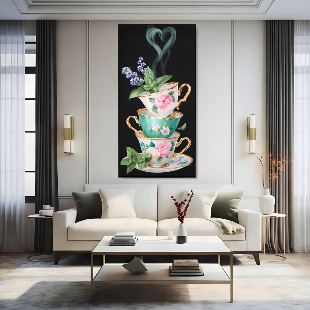 Tablou canvas cu stiva de cesti pictate cu flori, in rama de aluminiu negru, pe perete intr-un living
