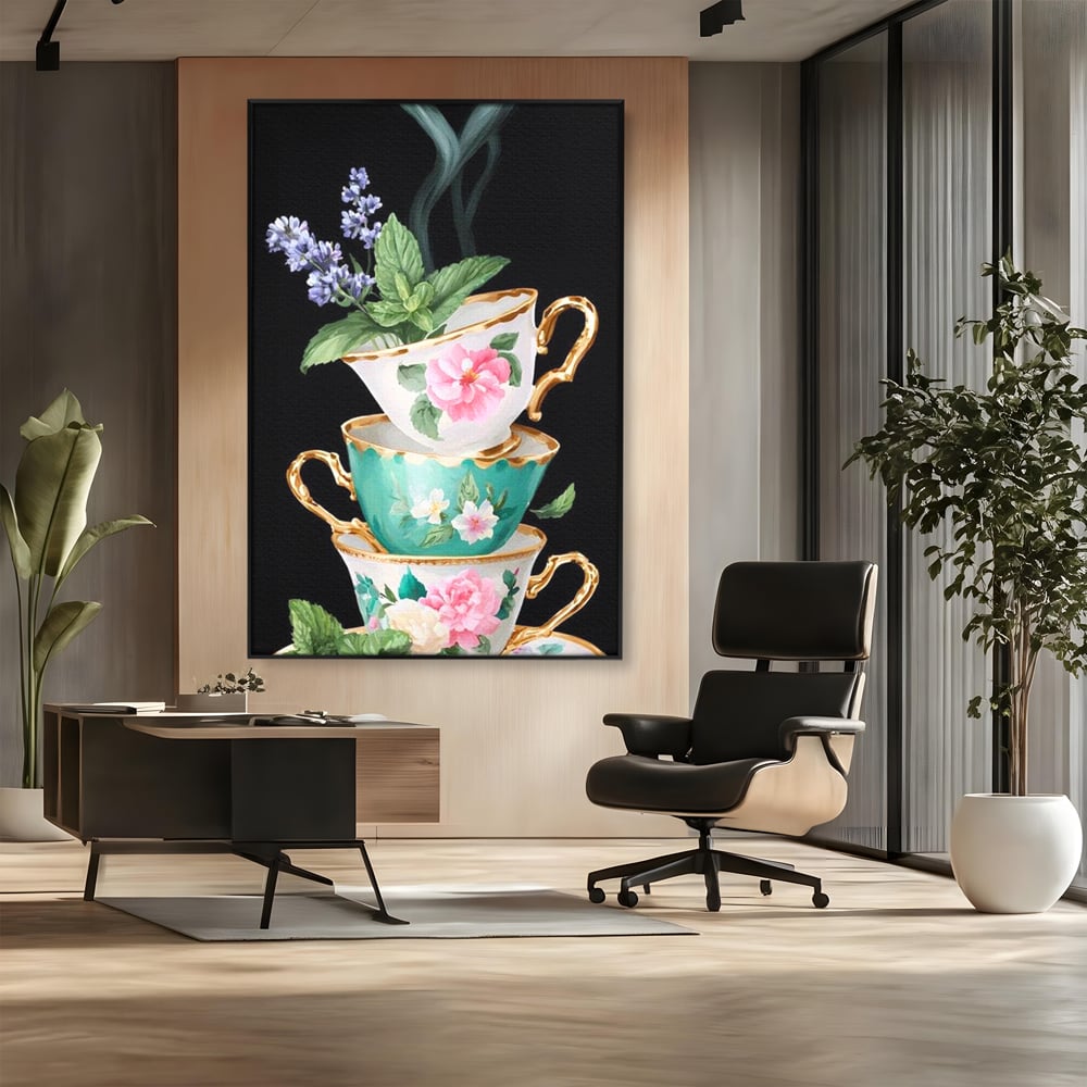 Tablou canvas cu stiva de cesti pictate cu flori, in rama de aluminiu negru, pe perete intr-un birou