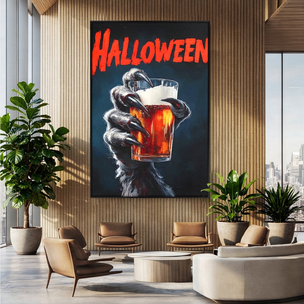 Tablou canvas cu tablou canvas cu varcolac tinand bere, in rama de aluminiu negru, pe perete intr-un birou