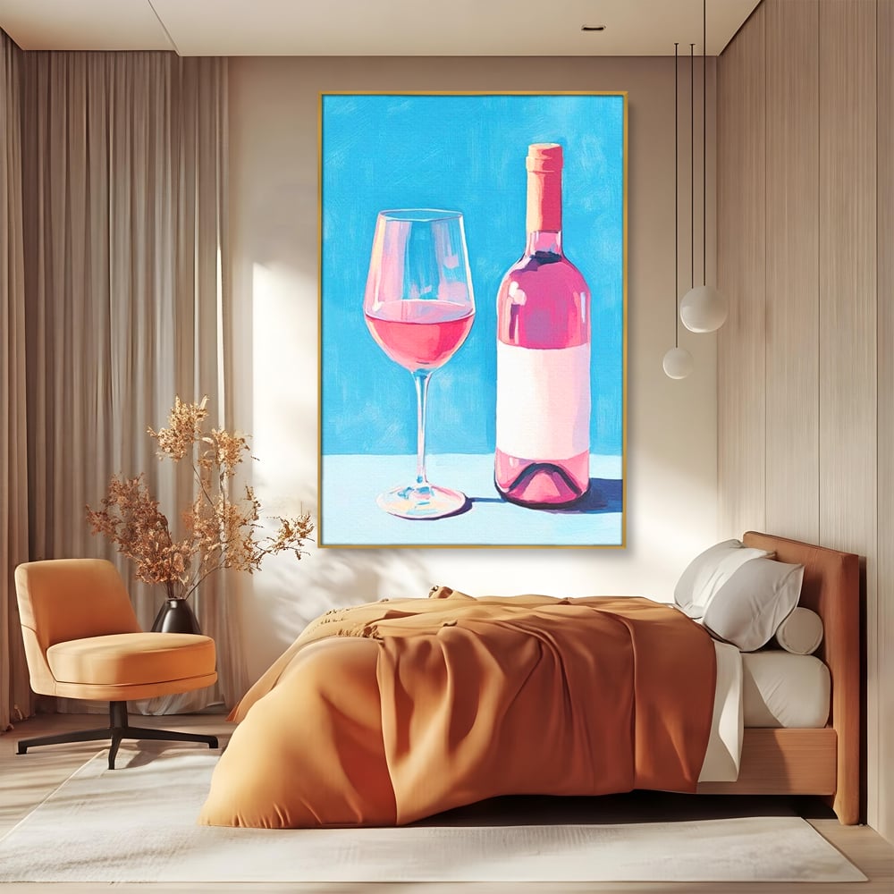 Tablou canvas cu pictura cu sticla de vin rose si pahar, in rama de aluminiu auriu, pe perete intr-un dormitor