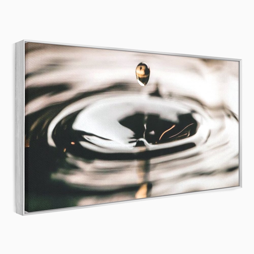Tablou canvas cu picatura de apa cazand in valuri, in rama de aluminiu argintiu