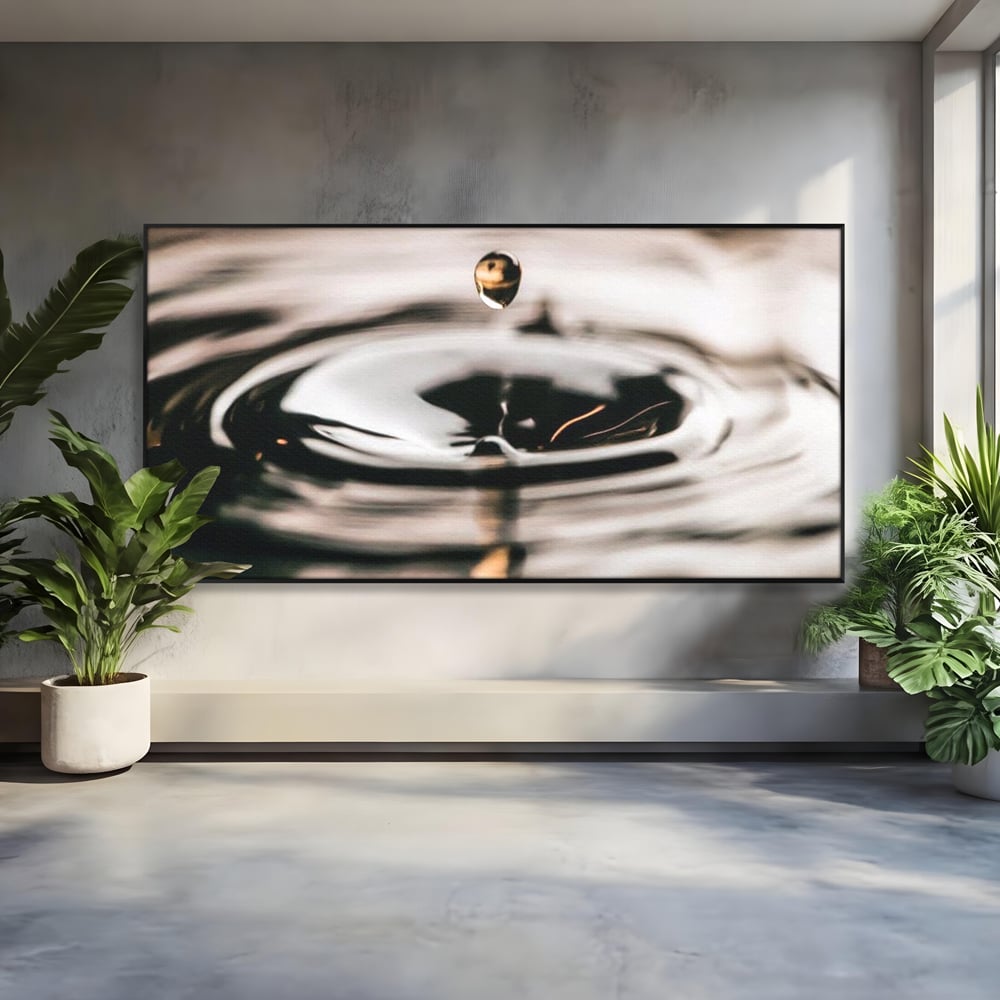 Tablou canvas cu picatura de apa cazand in valuri, in rama de aluminiu negru