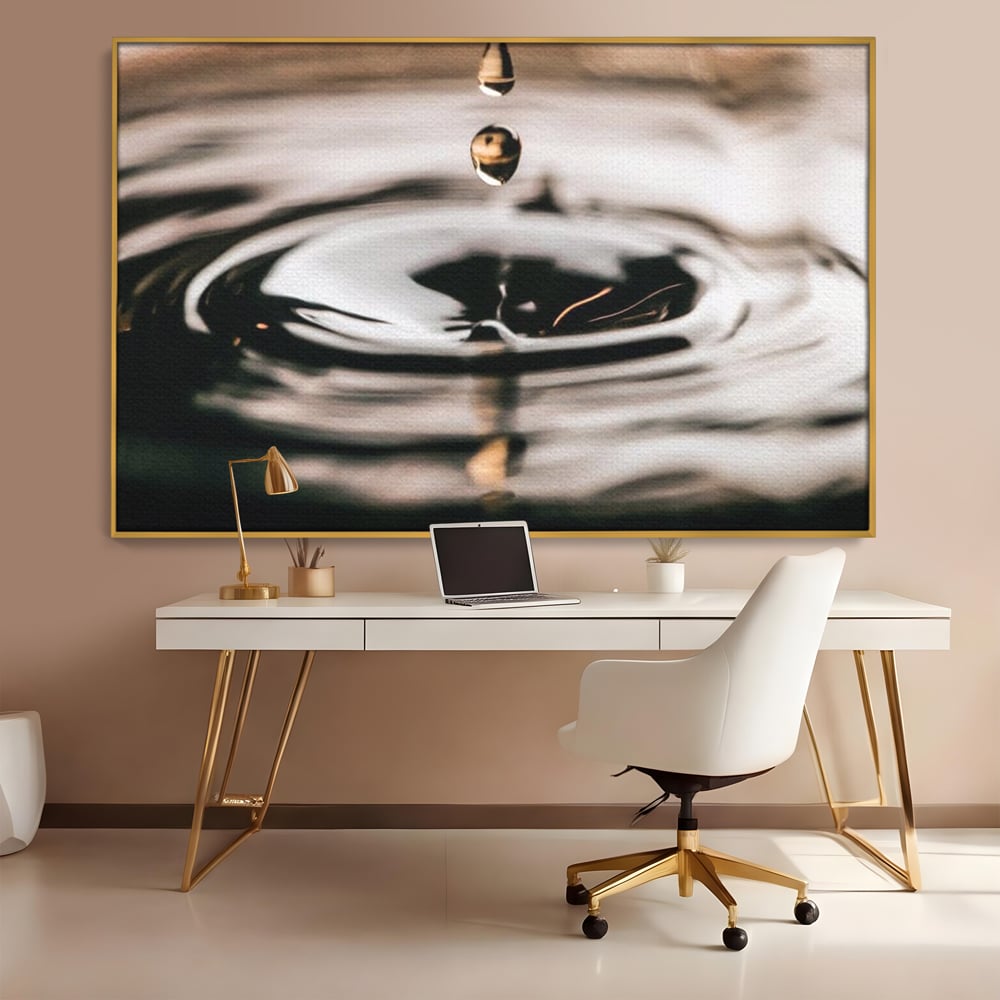 Tablou canvas cu picatura de apa cazand in valuri, in rama de aluminiu auriu, pe perete intr-un birou