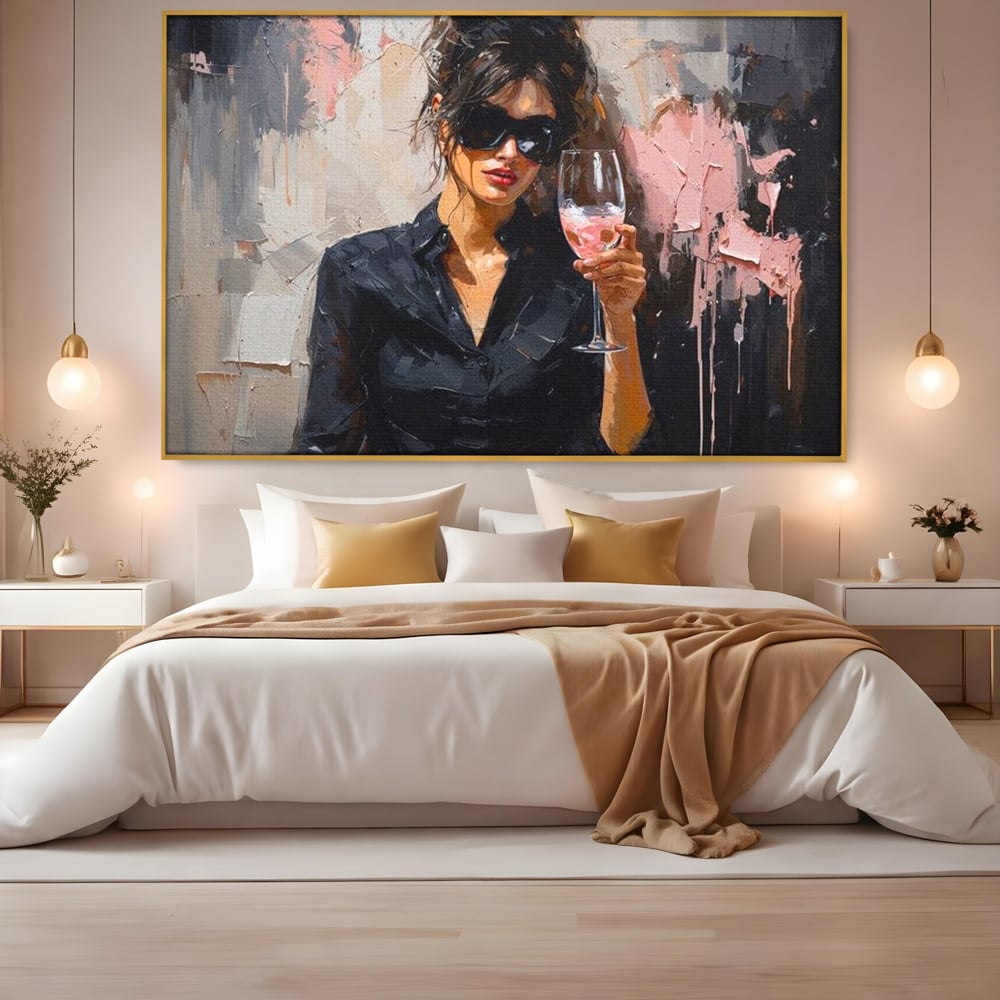 Tablou canvas cu tablou canvas cu femeie si pahar de vin, in rama de aluminiu auriu, pe perete intr-un dormitor