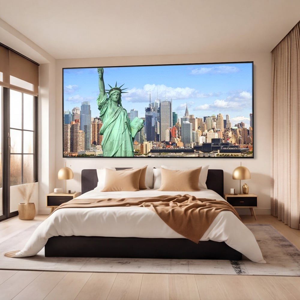 Tablou canvas cu statuia libertatii si orizontul manhattan, in rama de aluminiu negru, pe perete intr-un dormitor