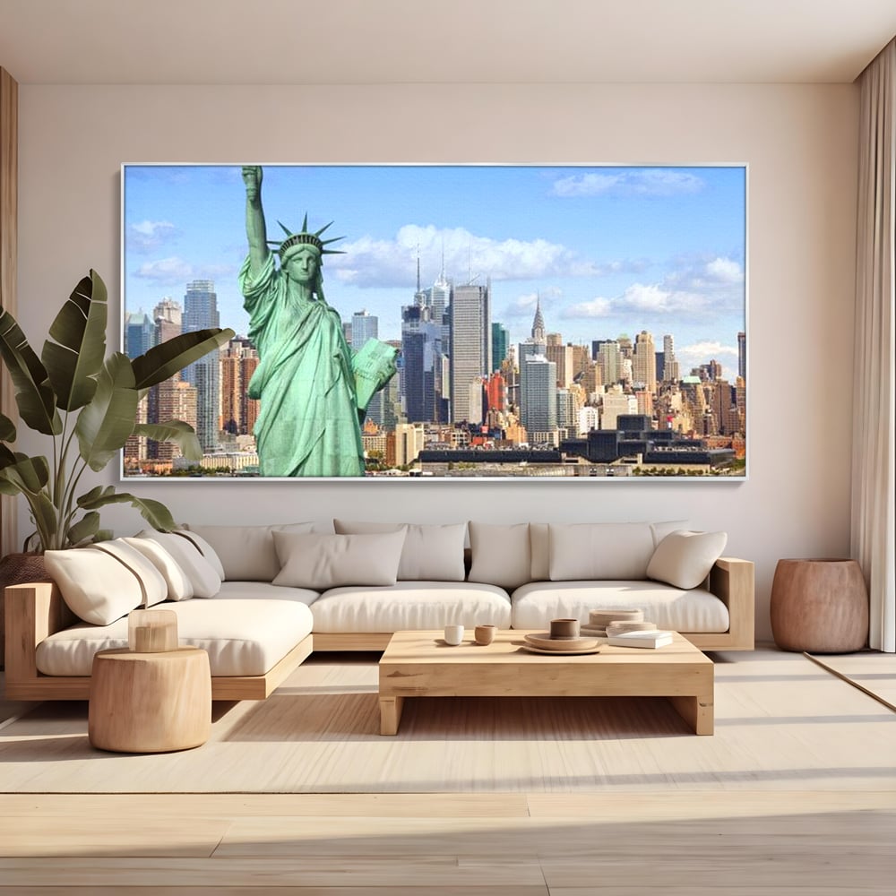 Tablou canvas cu statuia libertatii si orizontul manhattan, in rama de aluminiu argintiu, pe perete intr-un living