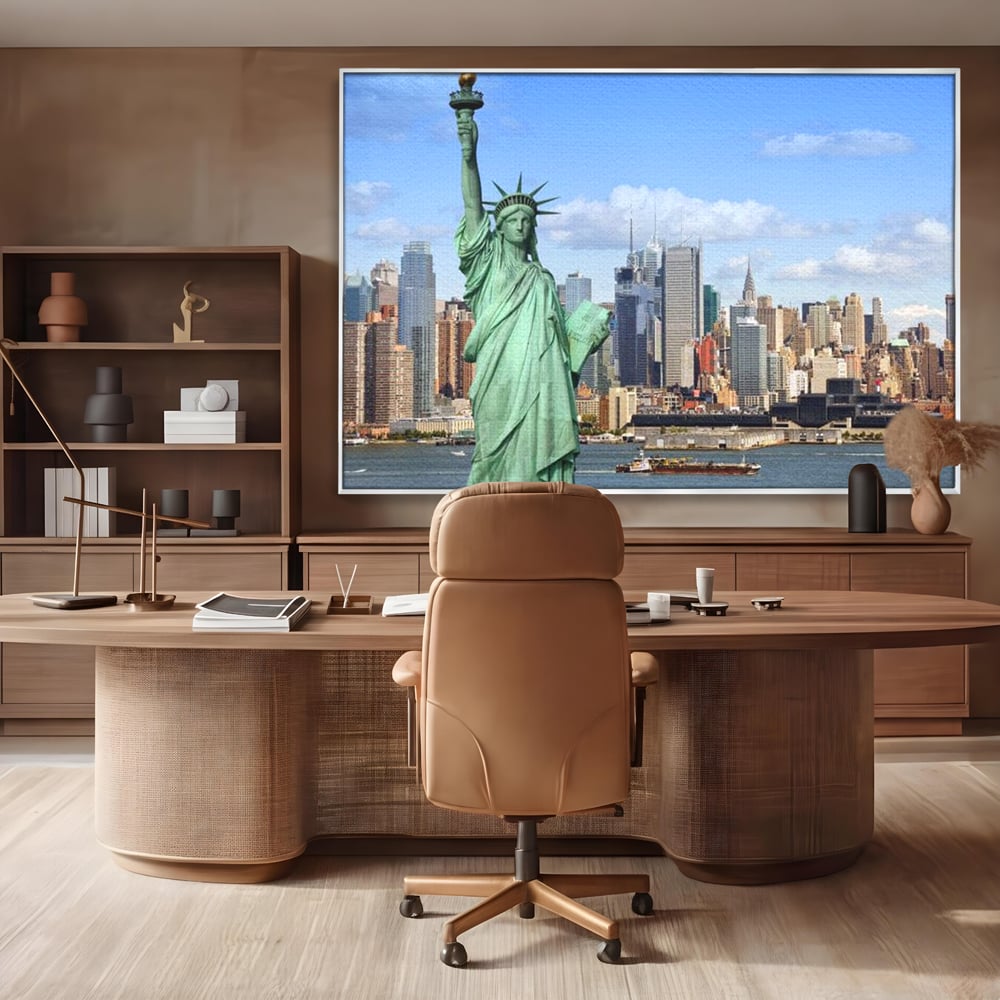 Tablou canvas cu statuia libertatii si orizontul manhattan, in rama de aluminiu argintiu, pe perete intr-un birou