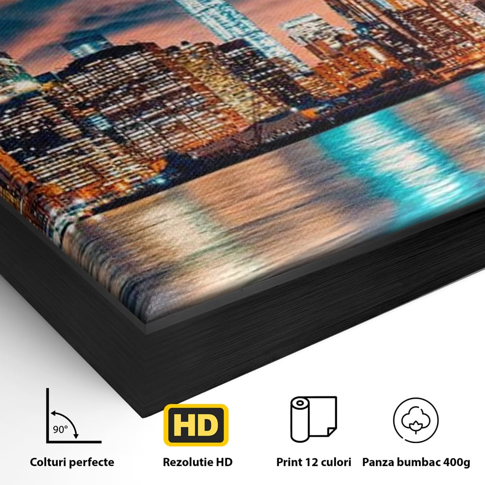 Detaliu al suprafetei: tablou canvas cu peisaj urban nocturn, in rama de aluminiu negru