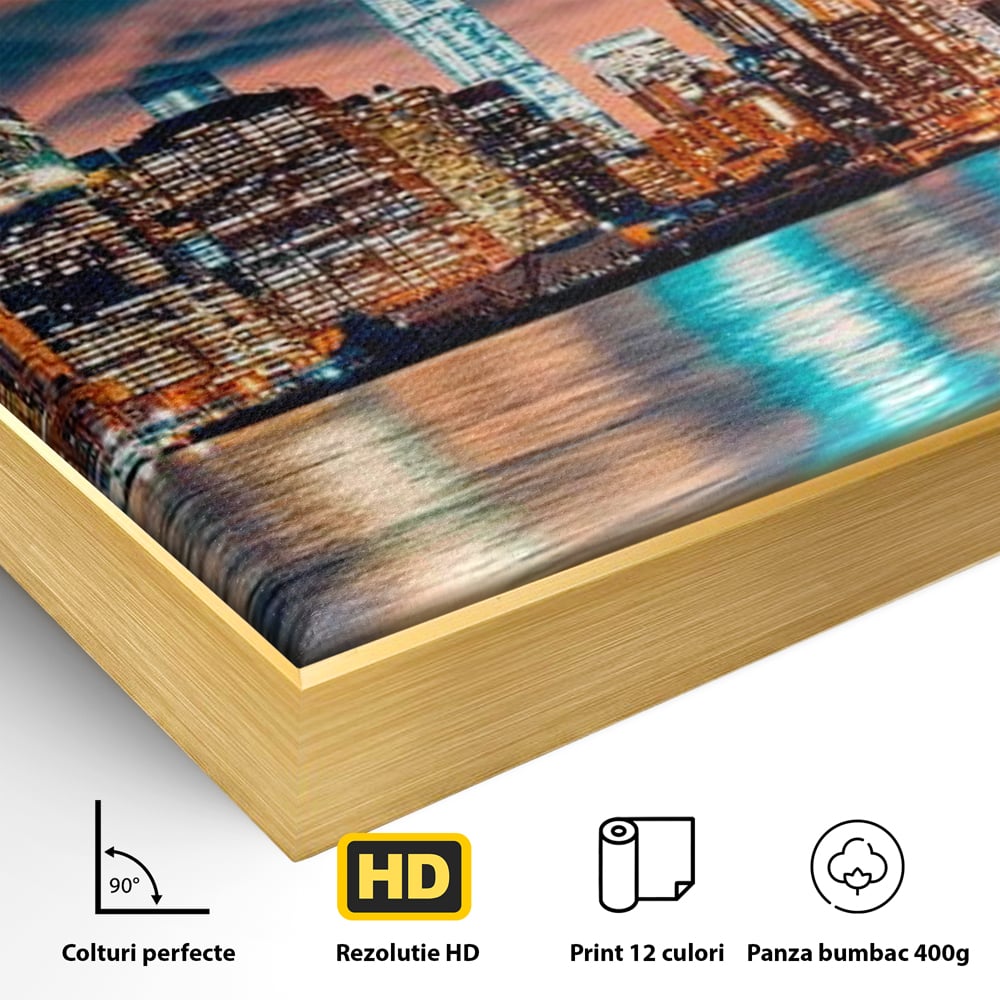 Detaliu al suprafetei: tablou canvas cu peisaj urban nocturn, in rama de aluminiu auriu