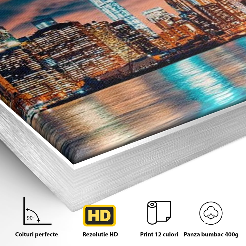 Detaliu al suprafetei: tablou canvas cu peisaj urban nocturn, in rama de aluminiu argintiu