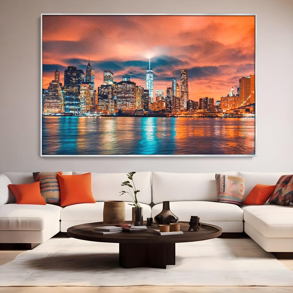 Tablou canvas cu tablou canvas cu peisaj urban nocturn, in rama de aluminiu argintiu, pe perete intr-un living