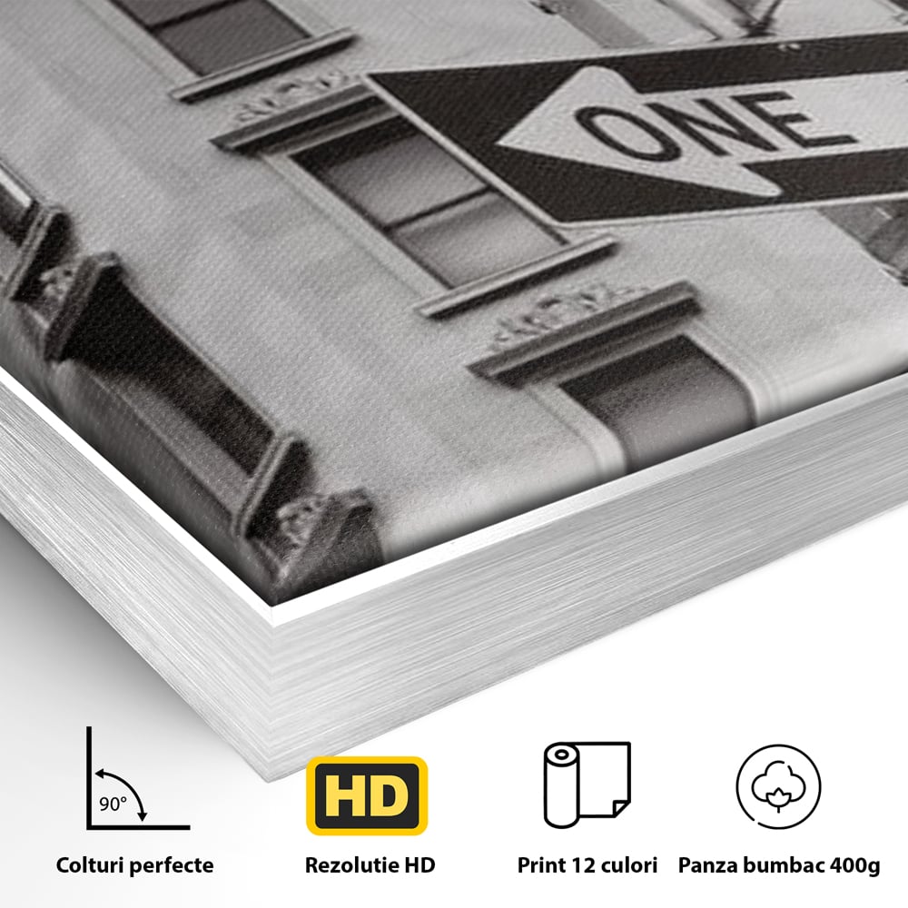 Detaliu al suprafetei: tablou canvas cu indicatorul broadway, in rama de aluminiu argintiu