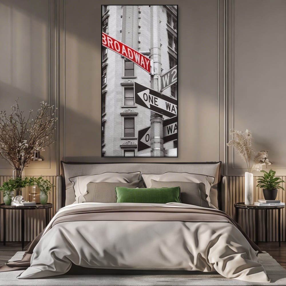 Tablou canvas cu tablou canvas cu indicatorul broadway, in rama de aluminiu negru, pe perete intr-un dormitor
