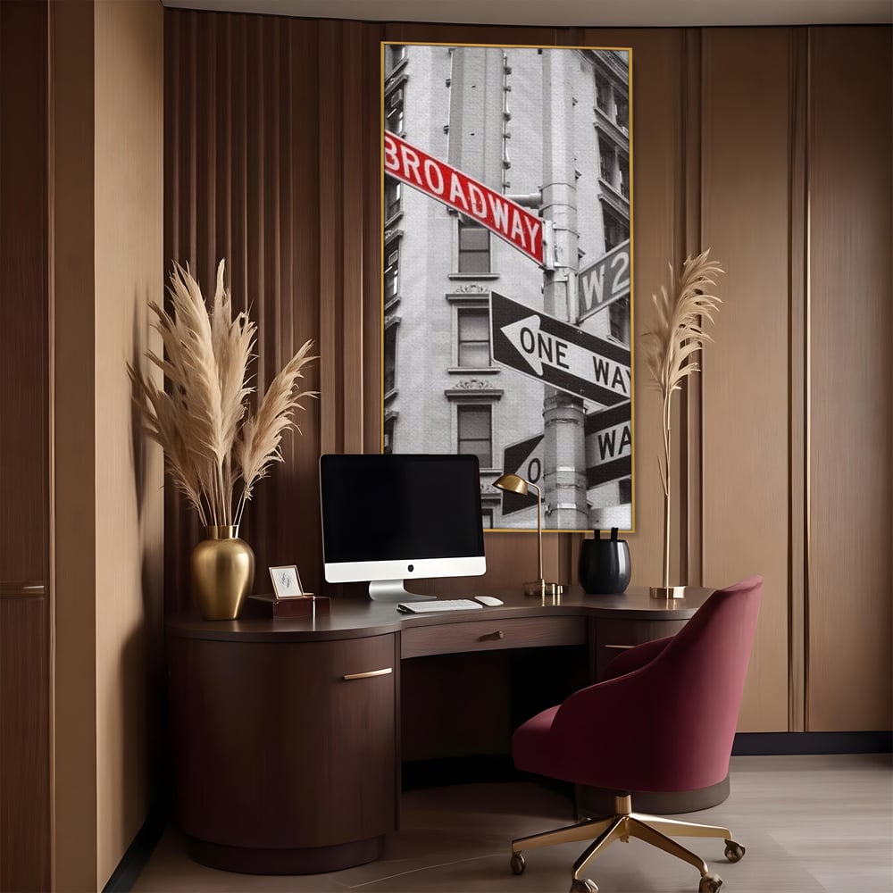 Tablou canvas cu tablou canvas cu indicatorul broadway, in rama de aluminiu auriu, pe perete intr-un birou