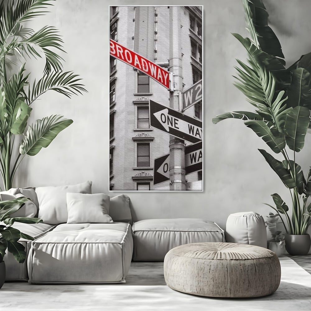 Tablou canvas cu tablou canvas cu indicatorul broadway, in rama de aluminiu argintiu, pe perete intr-un living