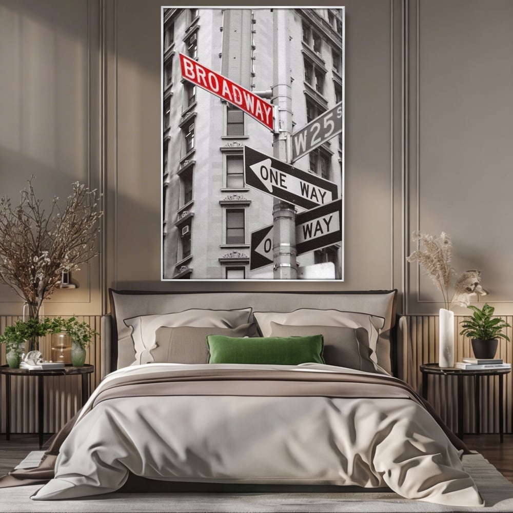 Tablou canvas cu tablou canvas cu indicatorul broadway, in rama de aluminiu argintiu, pe perete intr-un dormitor