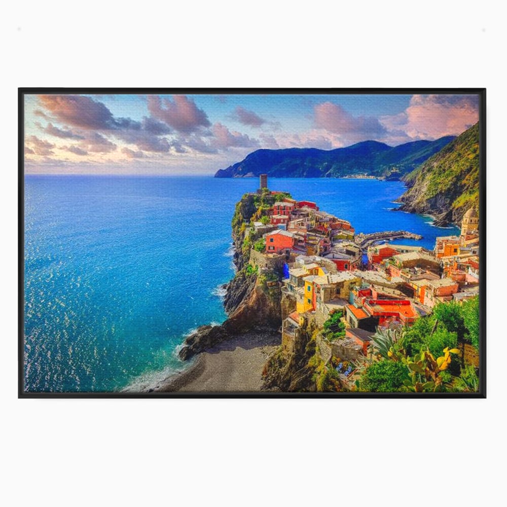Tablou canvas cu peisaj costier italian cu sat colorat pe stanca, in rama de aluminiu negru