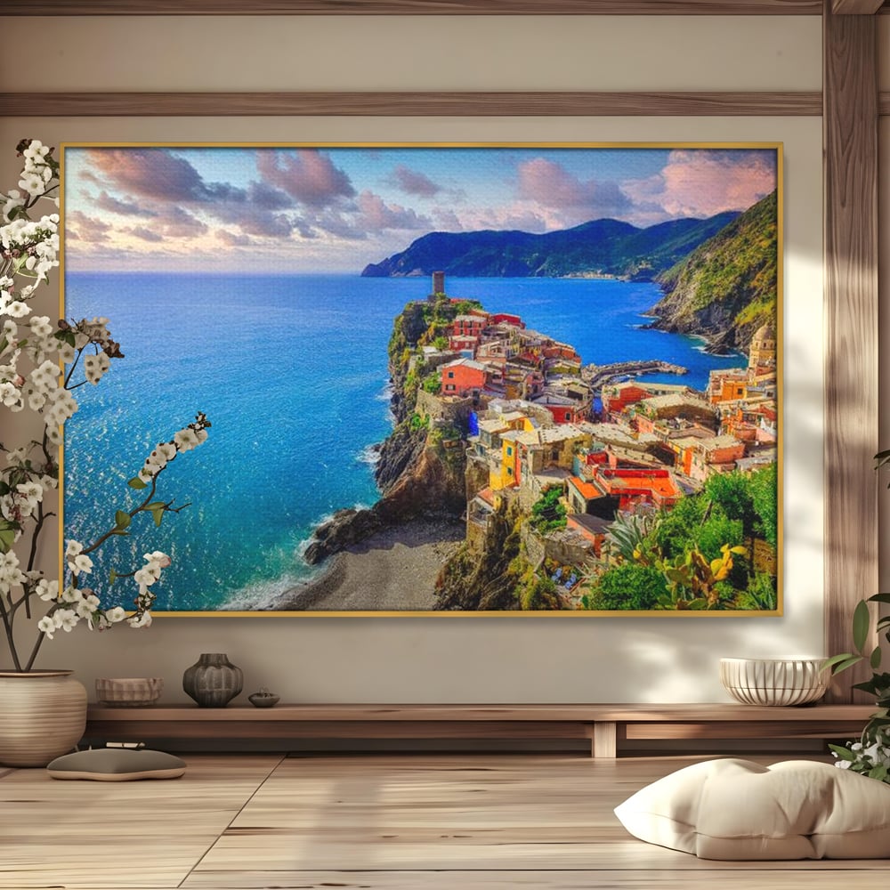 Tablou canvas cu peisaj costier italian cu sat colorat pe stanca, in rama de aluminiu auriu