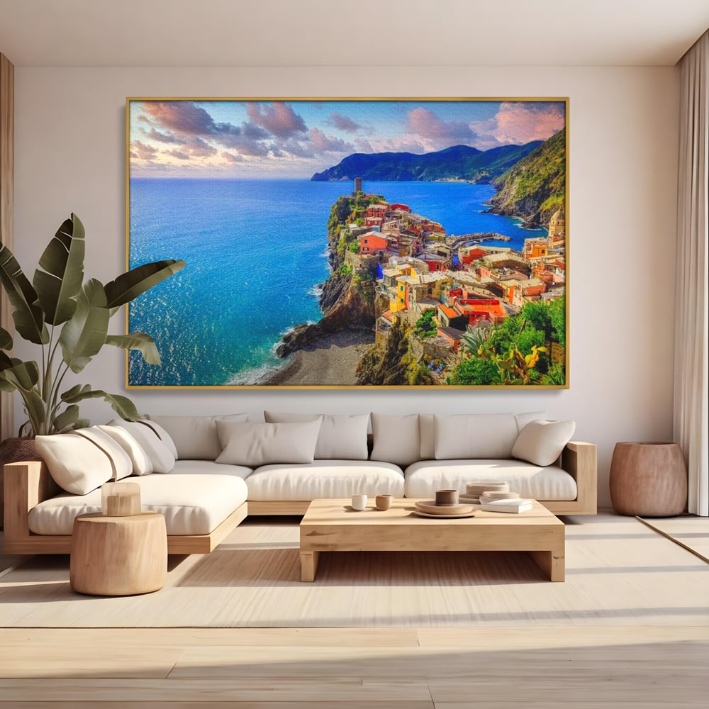 Tablou canvas cu peisaj costier italian cu sat colorat pe stanca, in rama de aluminiu auriu, pe perete intr-un living