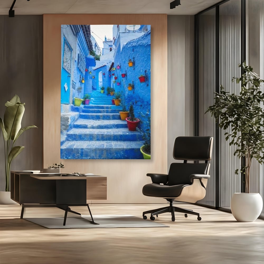 Tablou canvas cu tablou canvas cu straduta albastra din maroc, fara rama, pe sasiu de lemn, pe perete intr-un birou