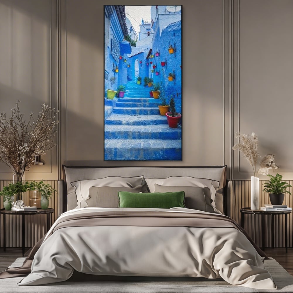 Tablou canvas cu tablou canvas cu straduta albastra din maroc, in rama de aluminiu negru, pe perete intr-un dormitor