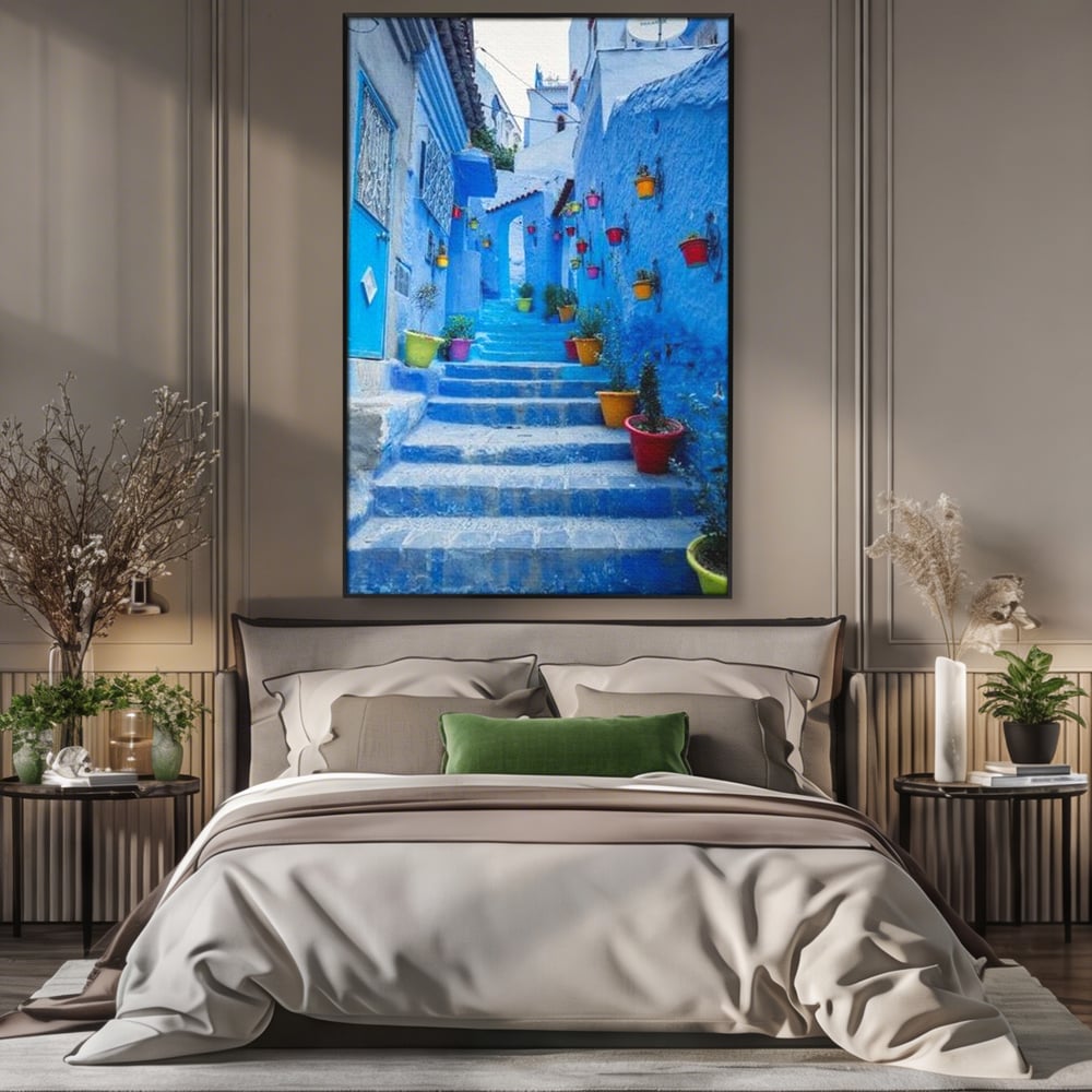Tablou canvas cu tablou canvas cu straduta albastra din maroc, in rama de aluminiu negru, pe perete intr-un dormitor