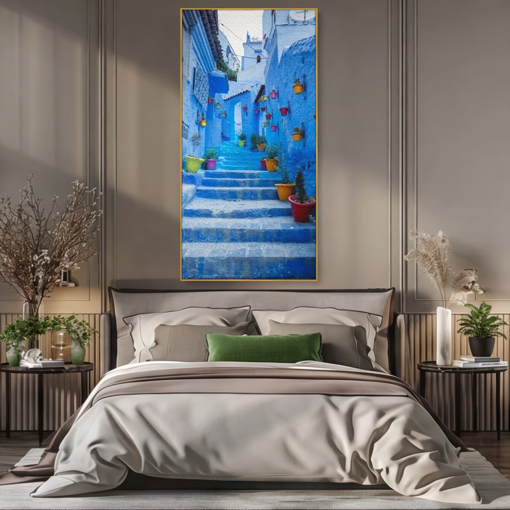 Tablou canvas cu tablou canvas cu straduta albastra din maroc, in rama de aluminiu auriu, pe perete intr-un dormitor