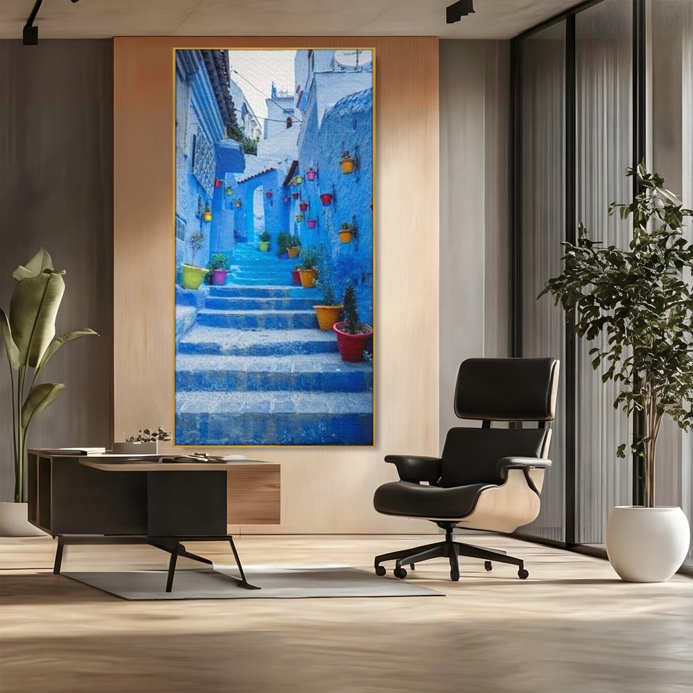 Tablou canvas cu tablou canvas cu straduta albastra din maroc, in rama de aluminiu auriu, pe perete intr-un birou
