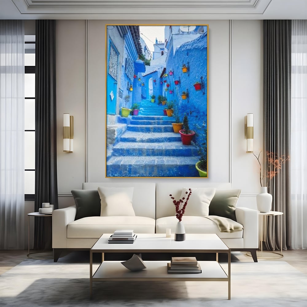 Tablou canvas cu tablou canvas cu straduta albastra din maroc, in rama de aluminiu auriu, pe perete intr-un living