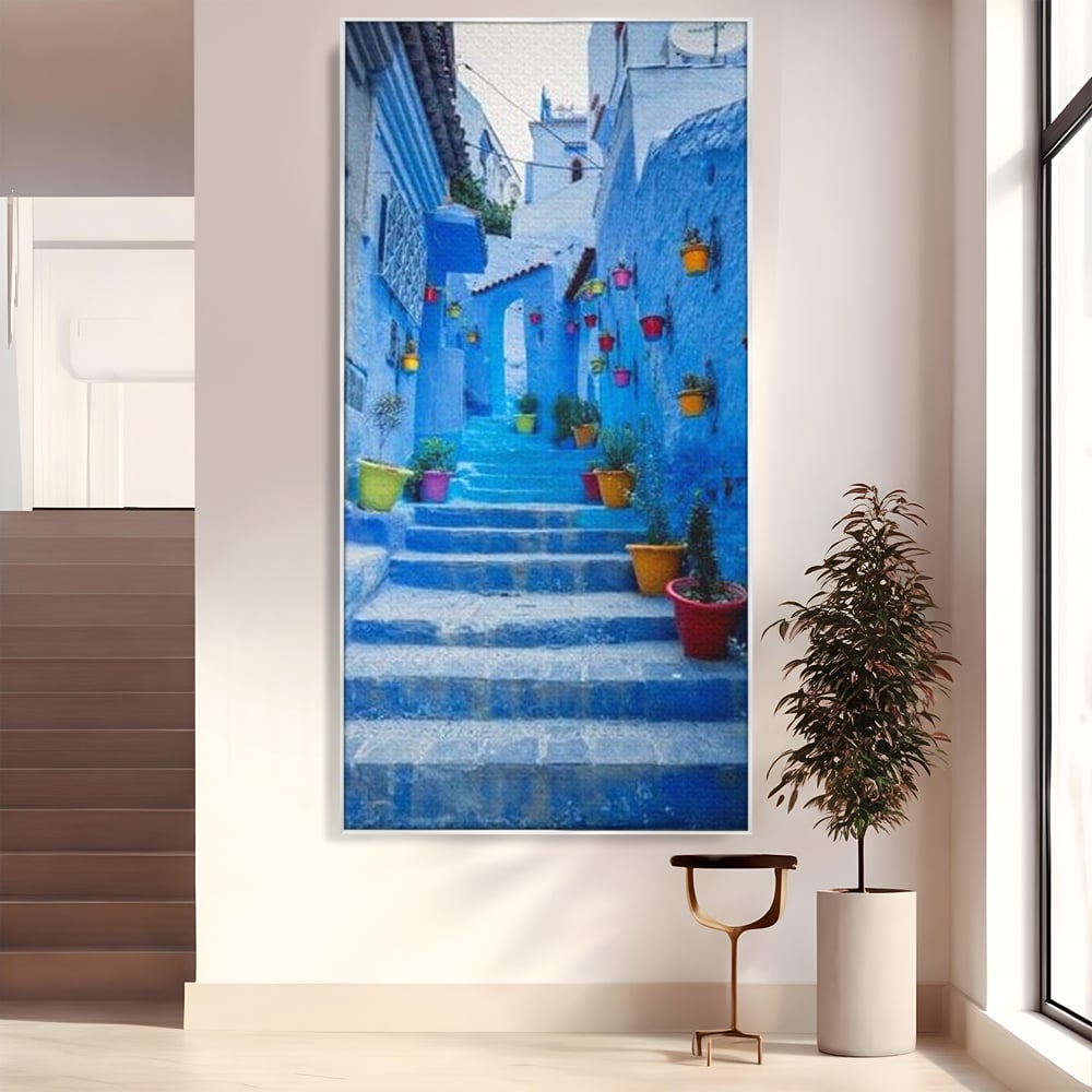 Tablou canvas cu tablou canvas cu straduta albastra din maroc, in rama de aluminiu argintiu
