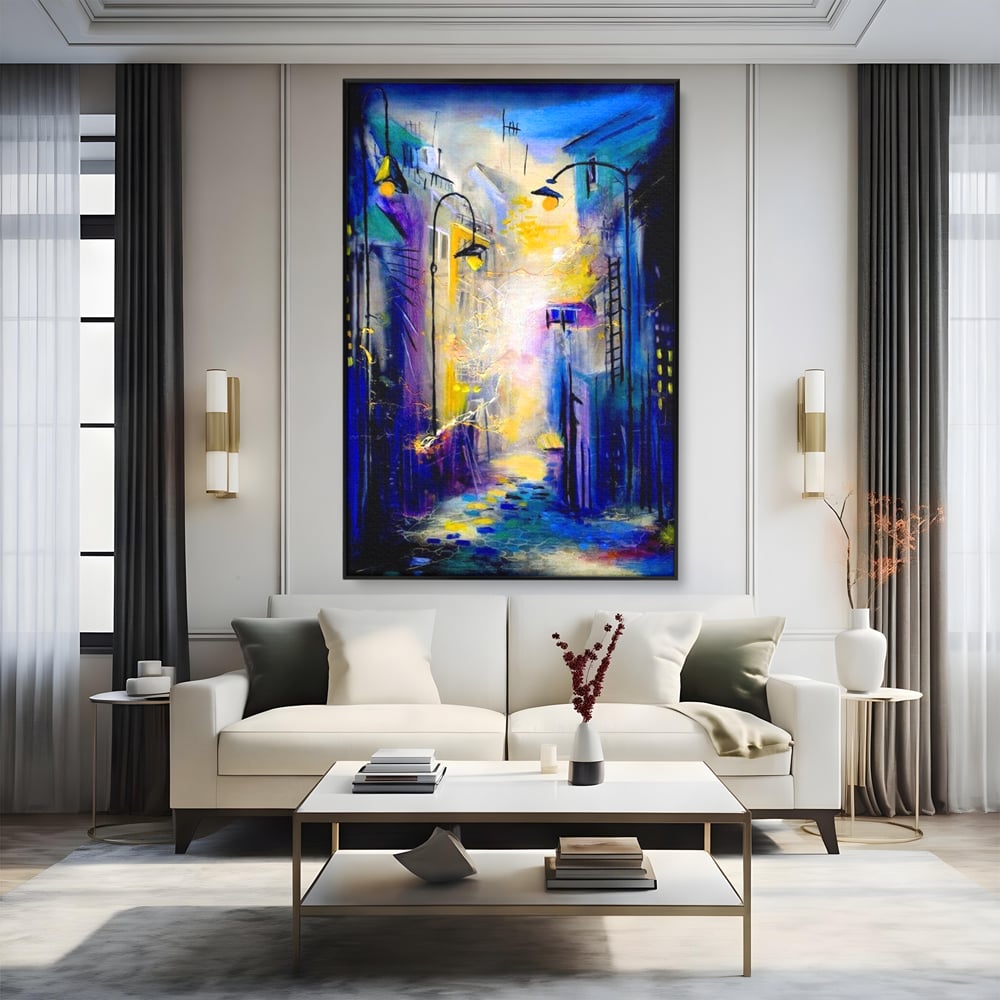 Tablou canvas cu pictura stradala cu iluminat nocturn, in rama de aluminiu negru, pe perete intr-un living