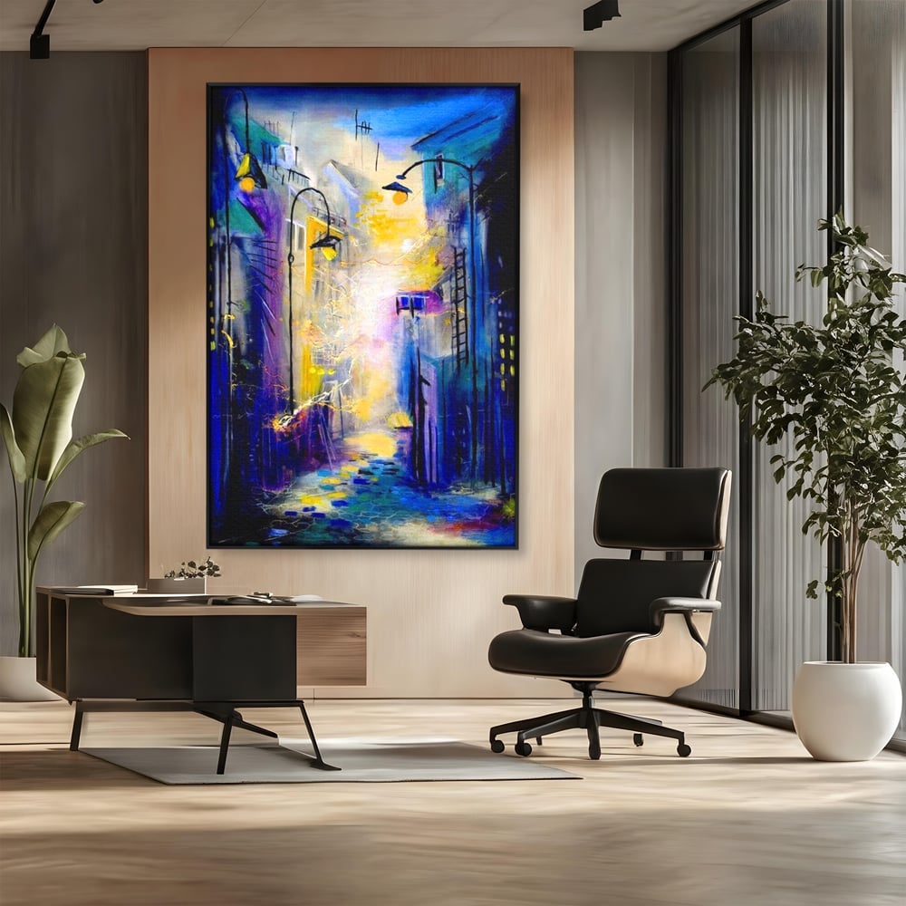 Tablou canvas cu pictura stradala cu iluminat nocturn, in rama de aluminiu negru, pe perete intr-un birou