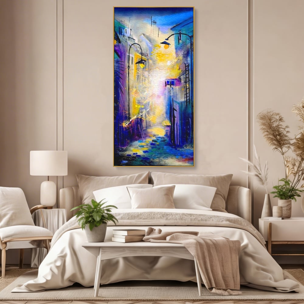 Tablou canvas cu pictura stradala cu iluminat nocturn, in rama de aluminiu auriu, pe perete intr-un dormitor