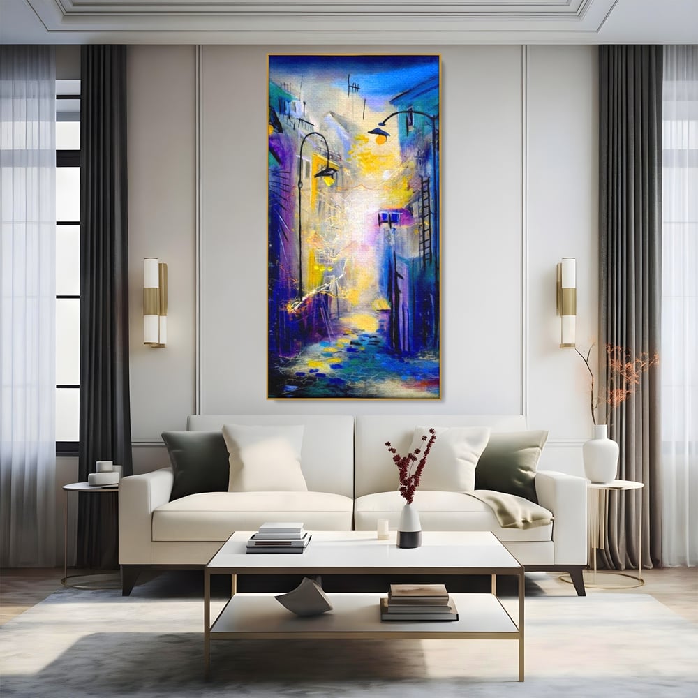 Tablou canvas cu pictura stradala cu iluminat nocturn, in rama de aluminiu auriu, pe perete intr-un living