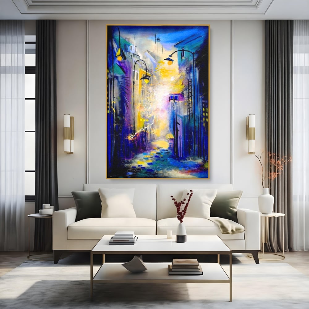 Tablou canvas cu pictura stradala cu iluminat nocturn, in rama de aluminiu auriu, pe perete intr-un living