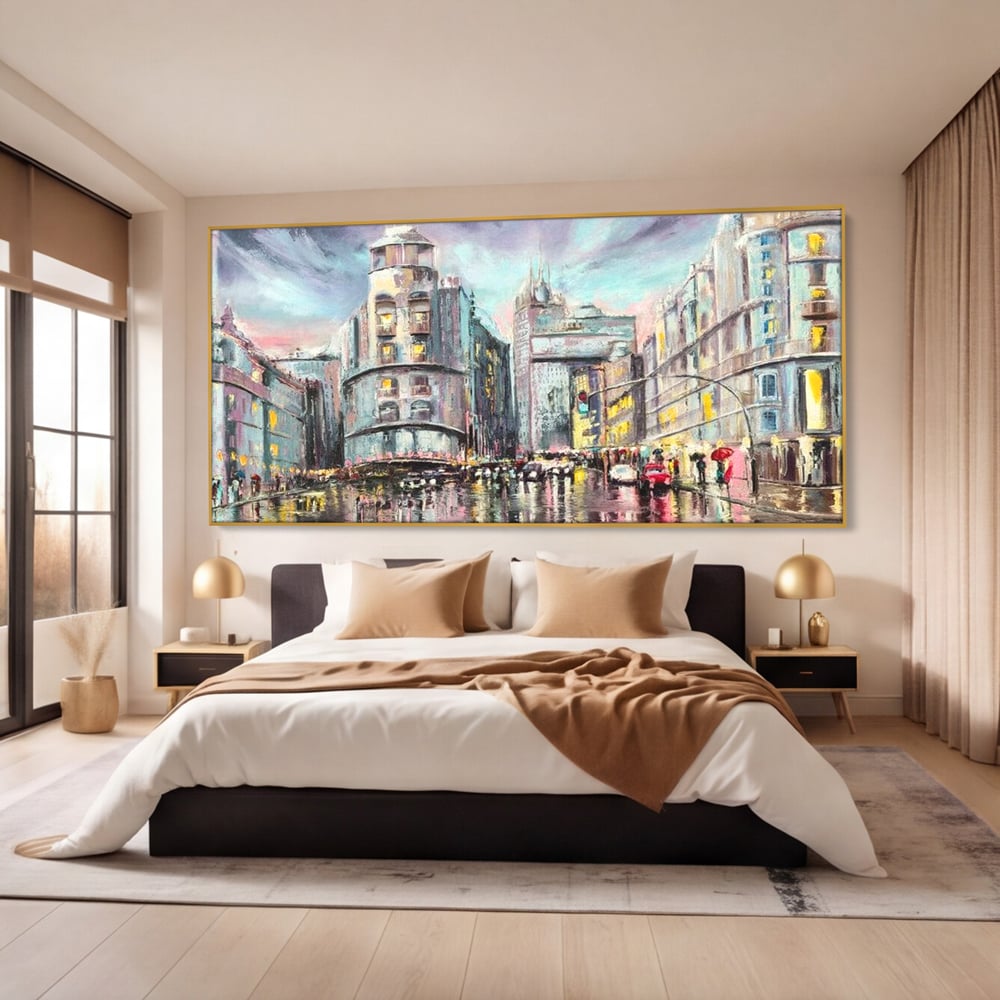 Tablou canvas cu pictura urbana cu strada ploioasa, in rama de aluminiu auriu, pe perete intr-un dormitor