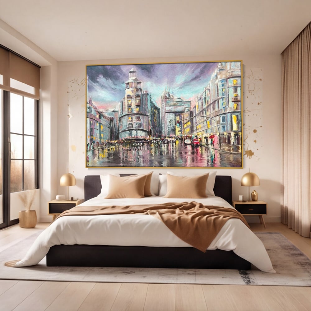 Tablou canvas cu pictura urbana cu strada ploioasa, in rama de aluminiu auriu, pe perete intr-un dormitor