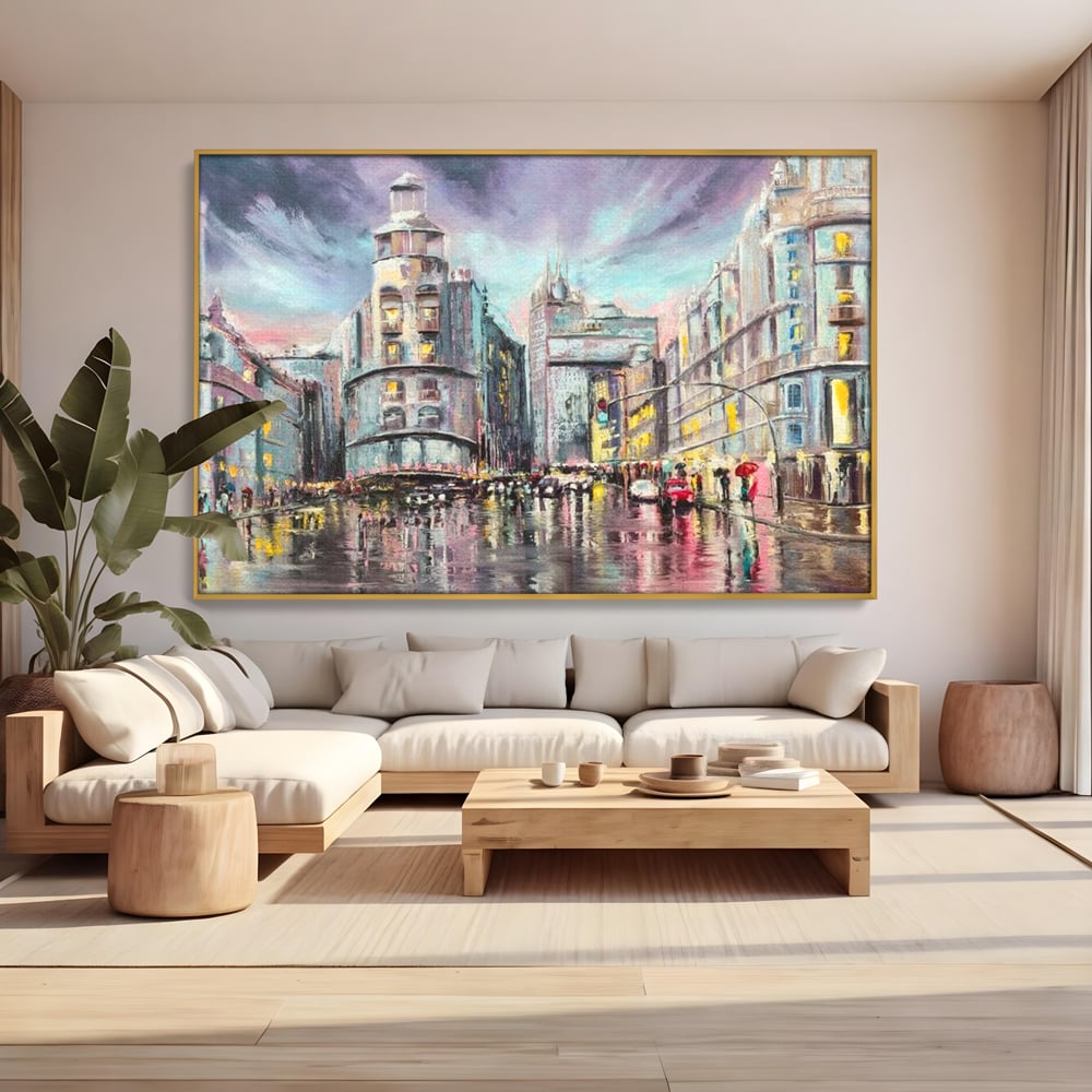 Tablou canvas cu pictura urbana cu strada ploioasa, in rama de aluminiu auriu, pe perete intr-un living