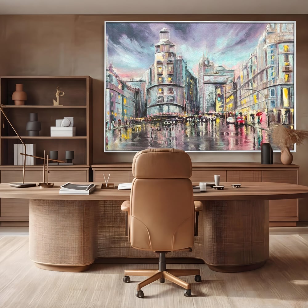Tablou canvas cu pictura urbana cu strada ploioasa, in rama de aluminiu argintiu, pe perete intr-un birou