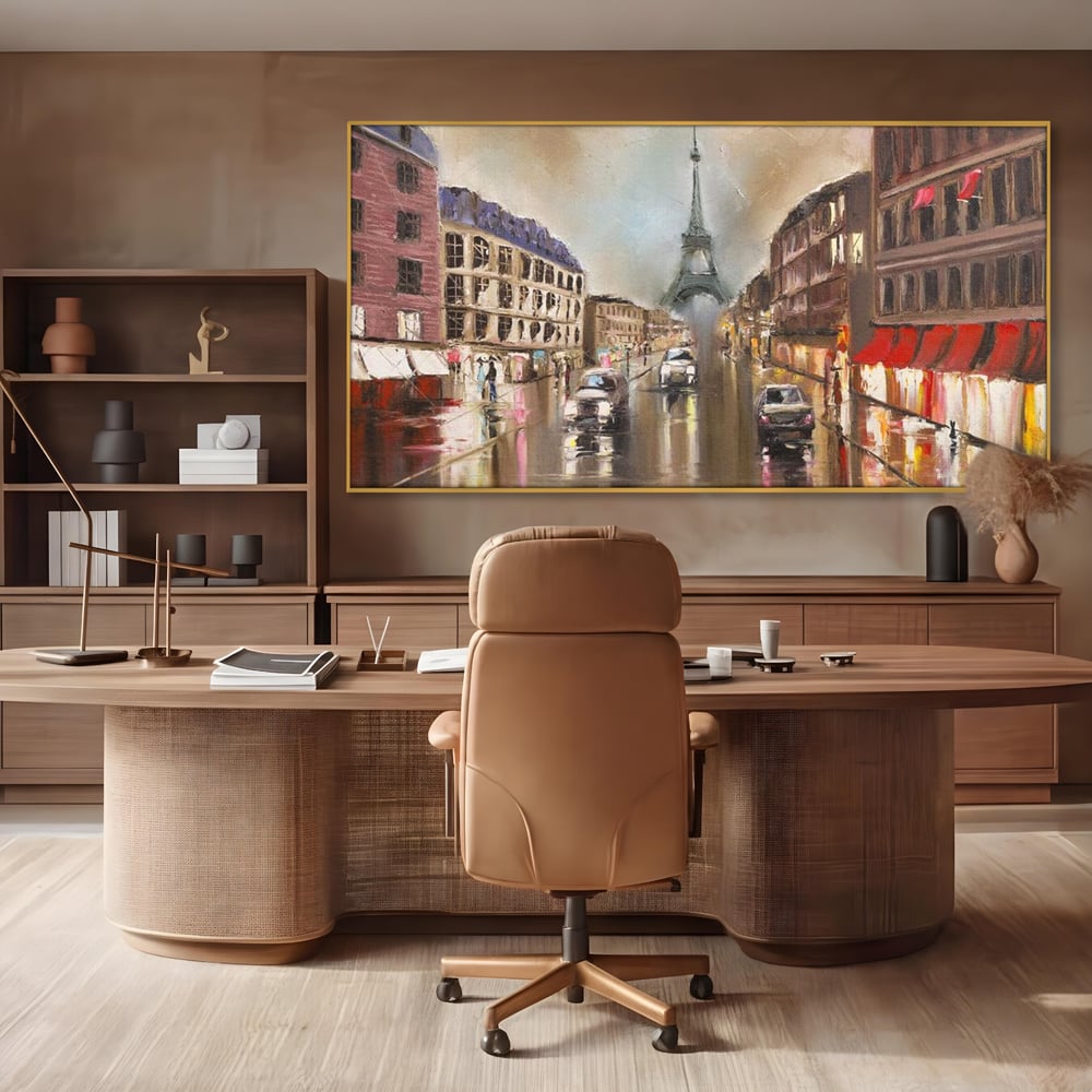 Tablou canvas cu pictura stradala cu turnul eiffel in ploaie, in rama de aluminiu auriu, pe perete intr-un birou