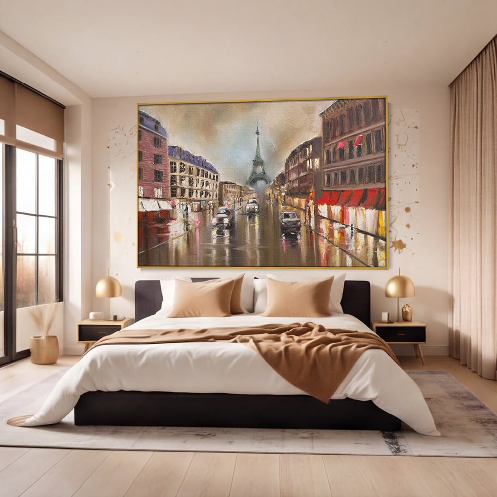 Tablou canvas cu pictura stradala cu turnul eiffel in ploaie, in rama de aluminiu auriu, pe perete intr-un dormitor