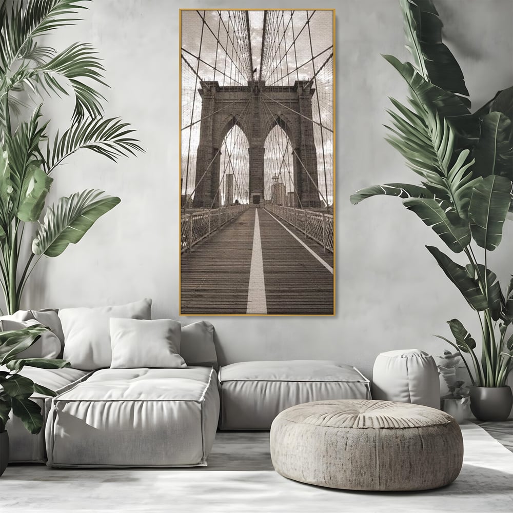 Tablou canvas cu fotografie verticala cu podul din new york, in rama de aluminiu auriu, pe perete intr-un living