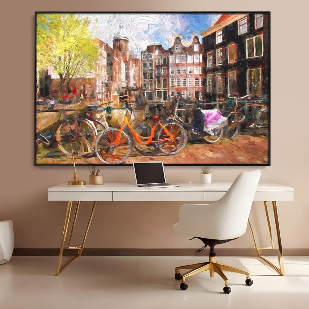 Tablou canvas cu pictura stradala cu bicicleta portocalie, in rama de aluminiu negru, pe perete intr-un birou