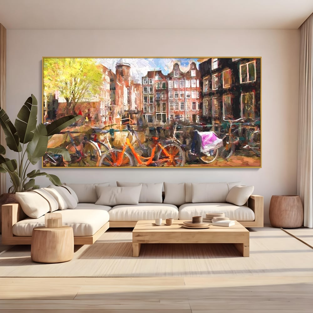 Tablou canvas cu pictura stradala cu bicicleta portocalie, in rama de aluminiu auriu, pe perete intr-un living