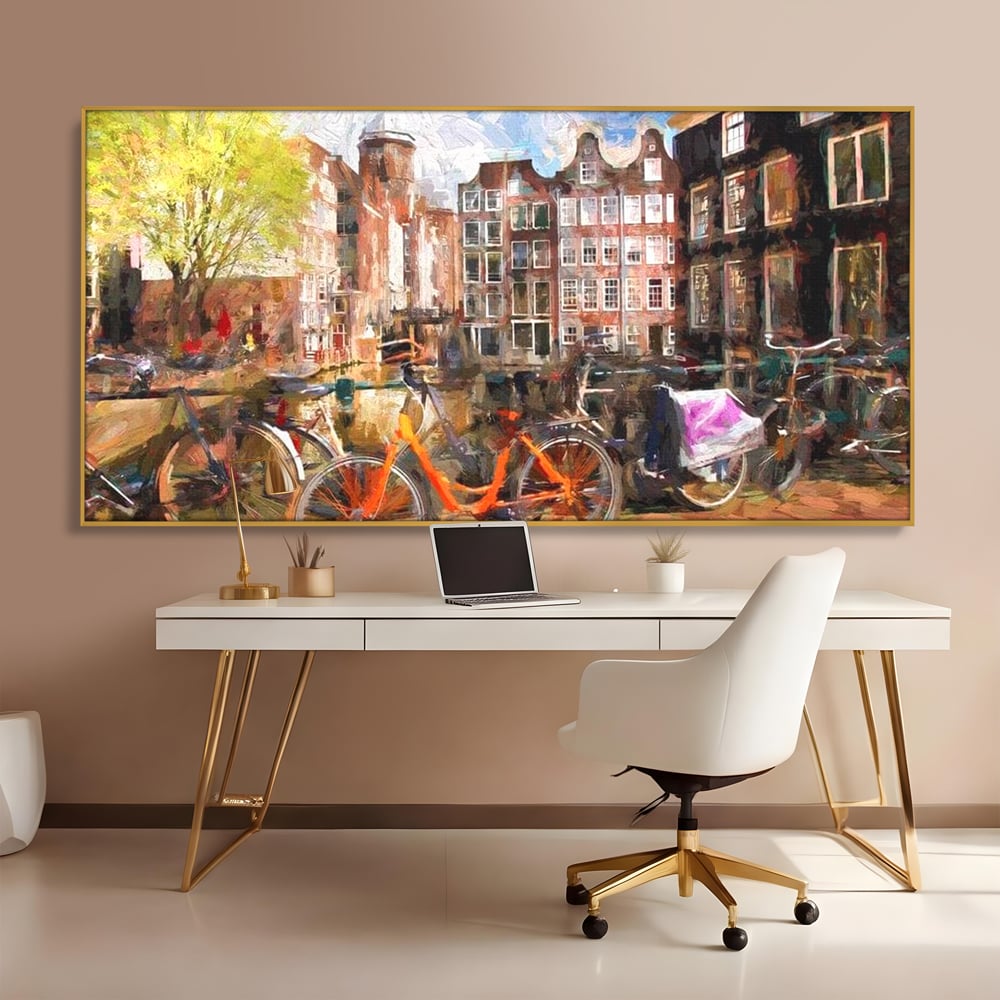 Tablou canvas cu pictura stradala cu bicicleta portocalie, in rama de aluminiu auriu, pe perete intr-un birou