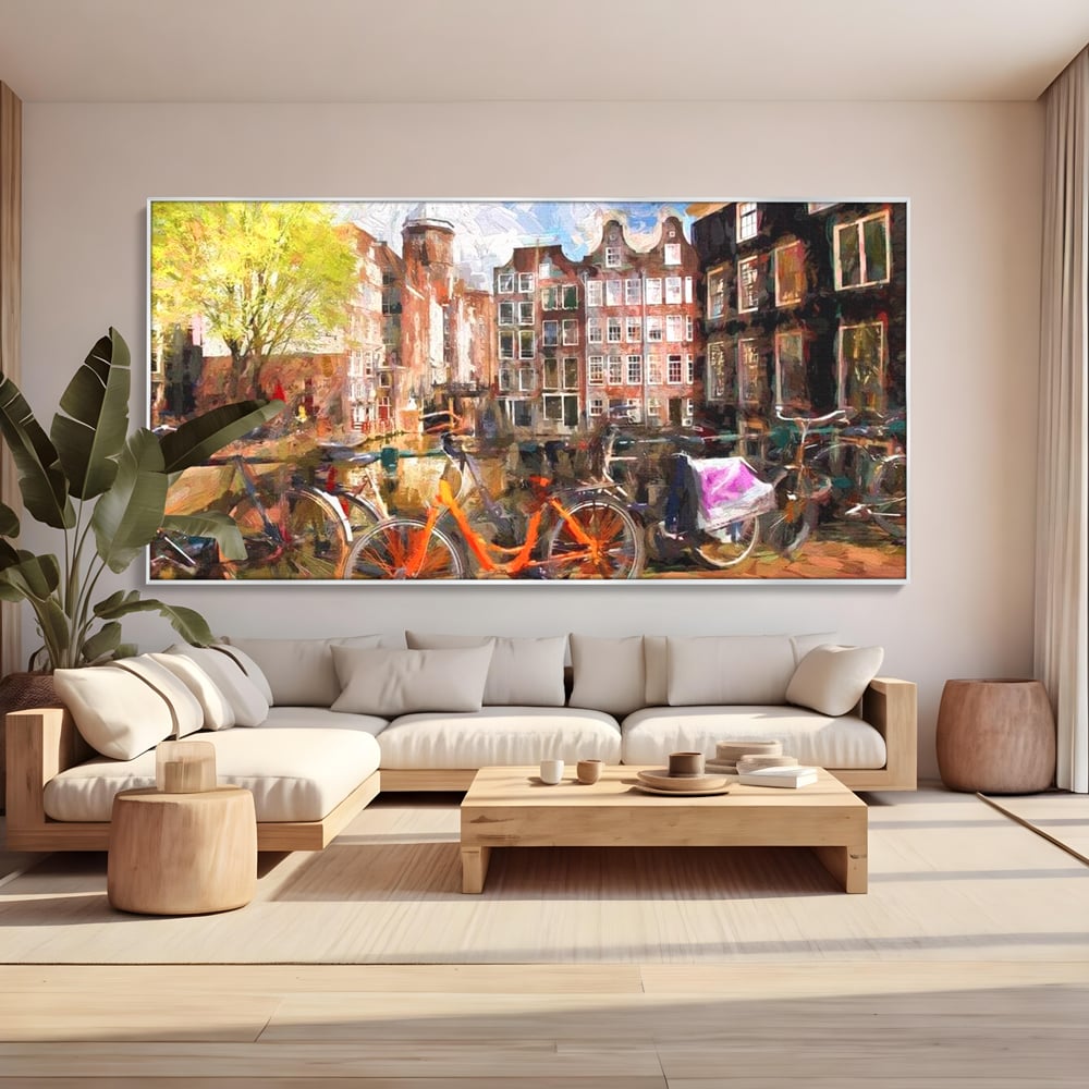 Tablou canvas cu pictura stradala cu bicicleta portocalie, in rama de aluminiu argintiu, pe perete intr-un living