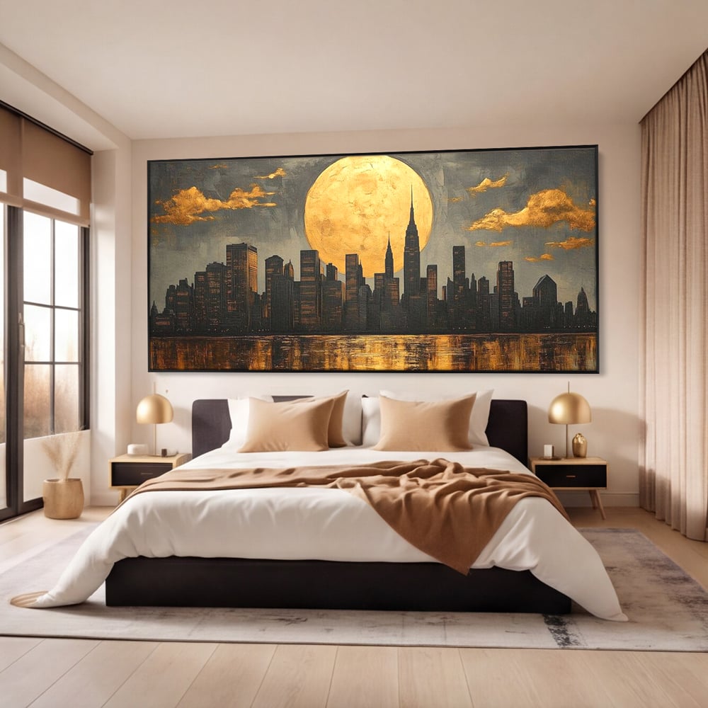 Tablou canvas cu pictura orizontala cu metropola si luna aurie, in rama de aluminiu negru, pe perete intr-un dormitor