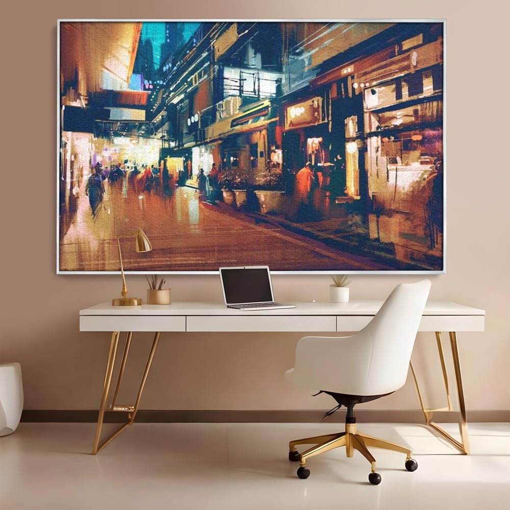 Tablou canvas cu pictura urbana cu strada luminata noaptea, in rama de aluminiu argintiu, pe perete intr-un birou