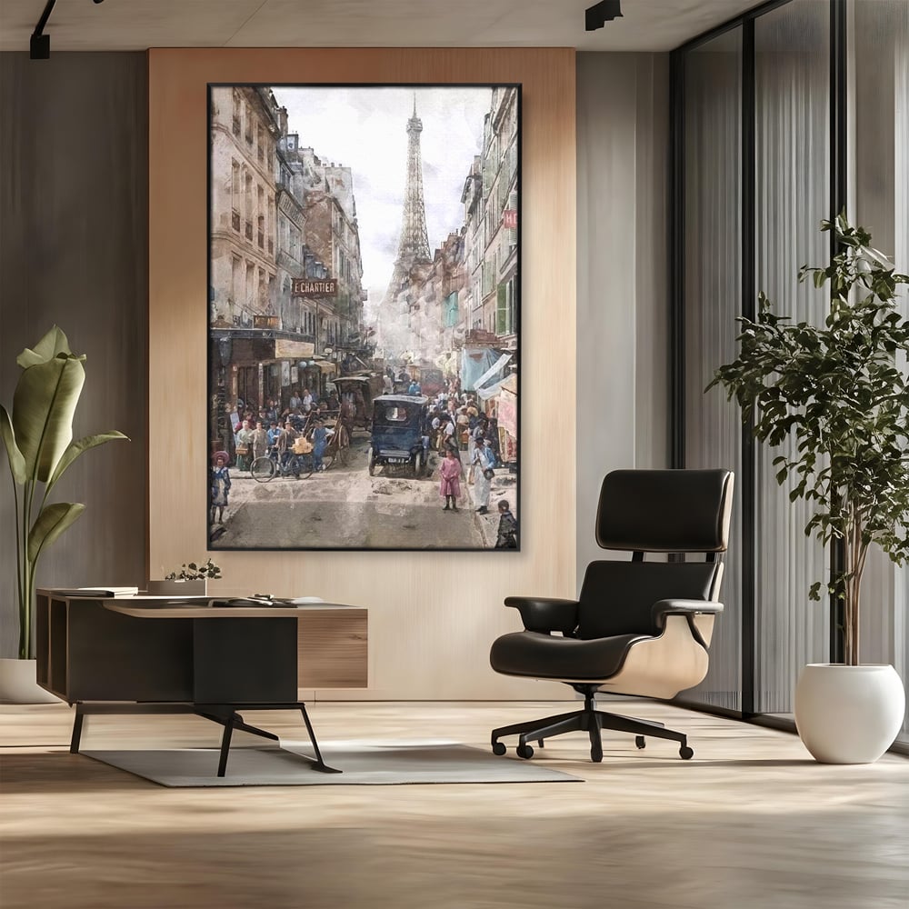 Tablou canvas cu pictura stradala cu turnul eiffel, in rama de aluminiu negru, pe perete intr-un birou